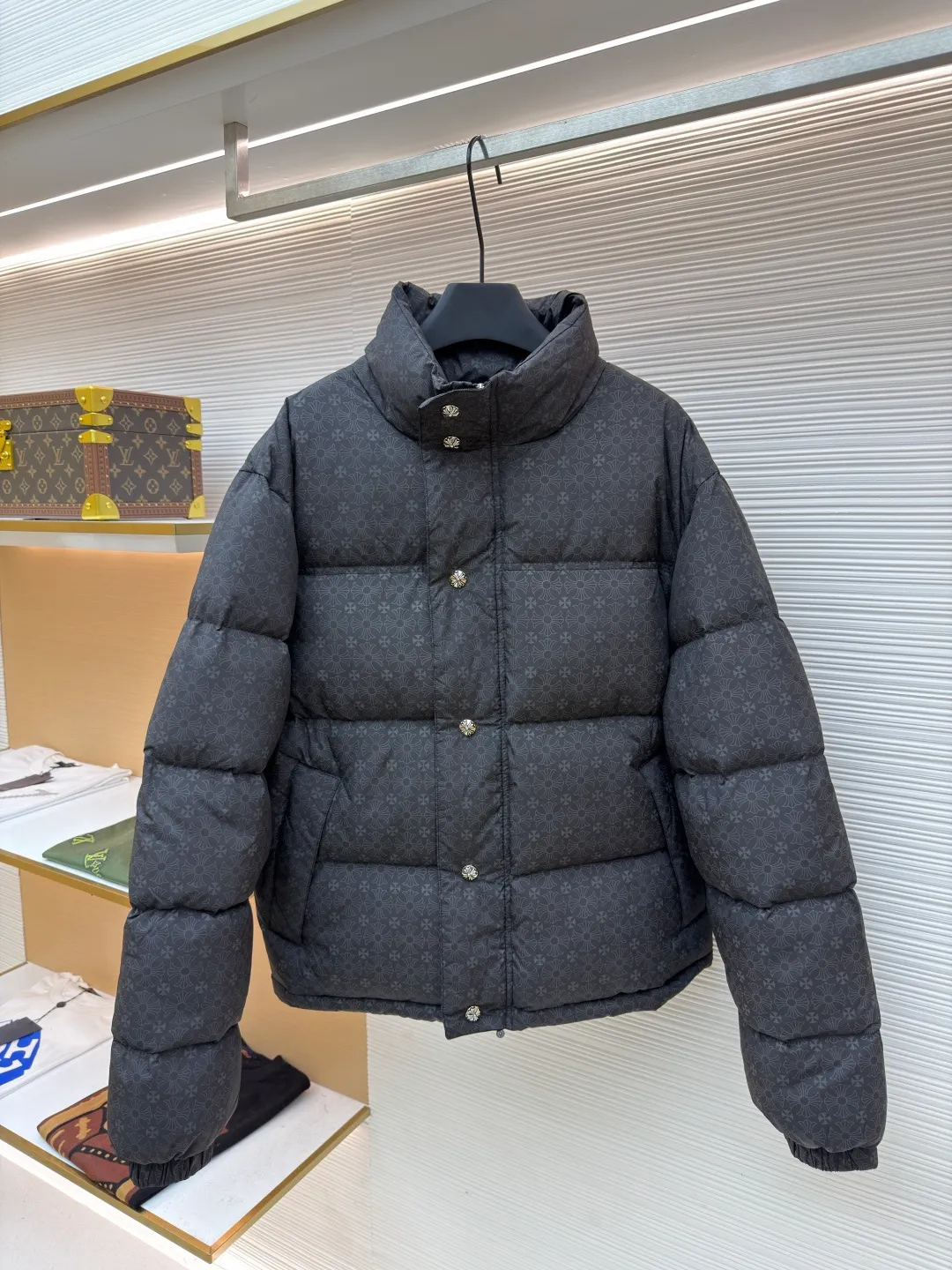 Chrome Hearts Dark Pattern Silver Buckle Down Jacket ●Item No.: 1680822-D60 ●Fabric: Nylon Fabric ●Technology: Handmade Tailoring ●Version: Fitted ●Weight: Approximately 915g ●Size: S-M-L-XL ●Description: Made of imported nylon printed dark pattern fabric, high neckline to prevent wind and cold, double-layer liner to prevent velvet, excellent warmth retention Counter-position tailoring, double placket zippers and snap buttons, hand-stitched genuine leather main label, every detail reveals low-key luxury! The top version, with an internal charge of about 380 grams, national standard 95 white goose down, fluffy and warm, feels good, and the upper body is not bloated and can be controlled at will. The version is restored, and all kinds of hardware accessories, cross zippers, are all customized and molded, oxidized and distressed! The overall wiring is straight and delicate, the fabric is comfortable and soft, and the color is consistent without color difference. It can be matched with the same style to create a fashionable look and control various occasions. Customized accessories, complete with three standards, same style for men and women!